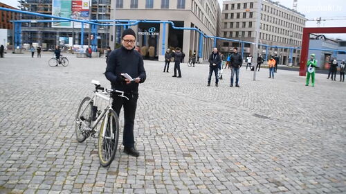 Laut aus dem Grundgesetz auf dem Postplatz in Dresden vorgelesen