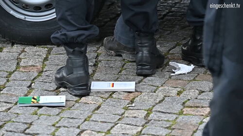 Das Grundgesetz liegt auf dem Boden