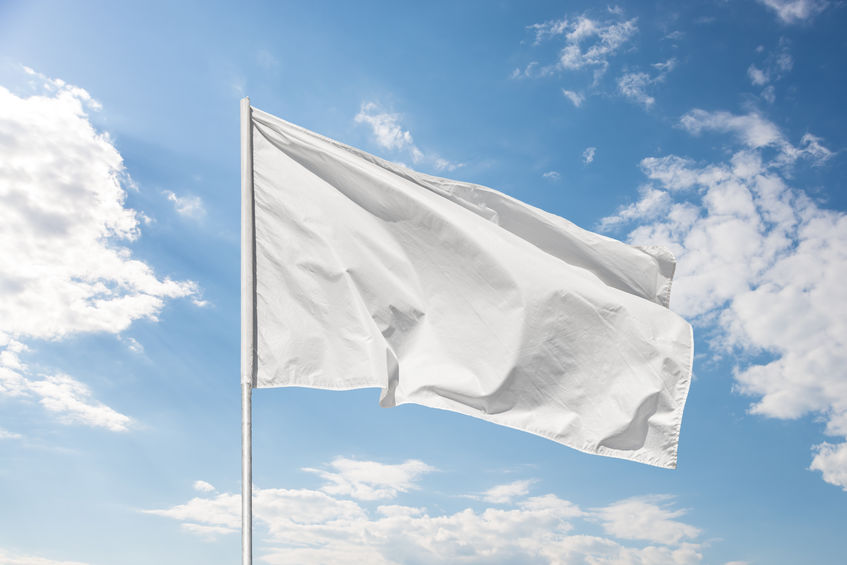 Weiße Fahne aus dem Fenster zur bedingungslosen Kapitulation